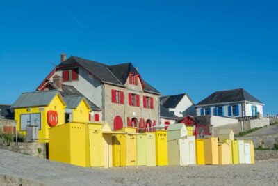Toussaint 2026 : les demandes de location reculent de 12,5 %, la Bretagne et la Manche résistent