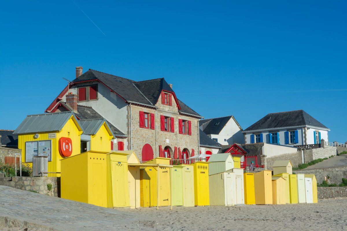 Toussaint 2026 : les demandes de location reculent de 12,5 %, la Bretagne et la Manche résistent